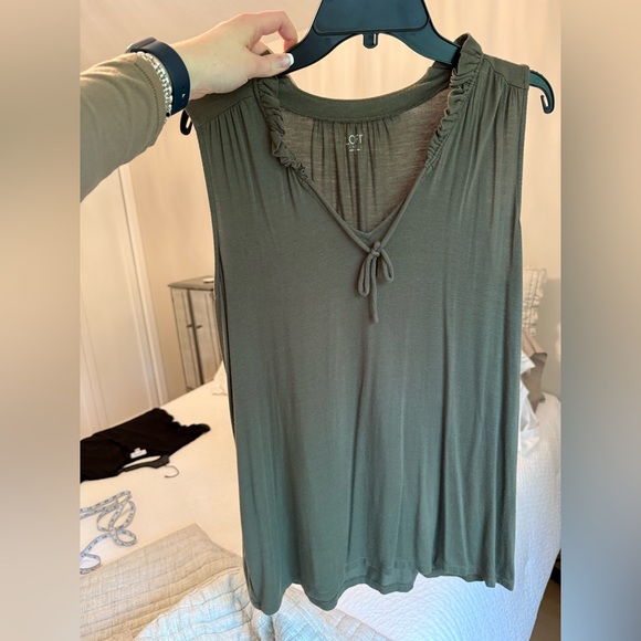 Sleeveless Army Green Flowy Blouse - Picture 6 of 7